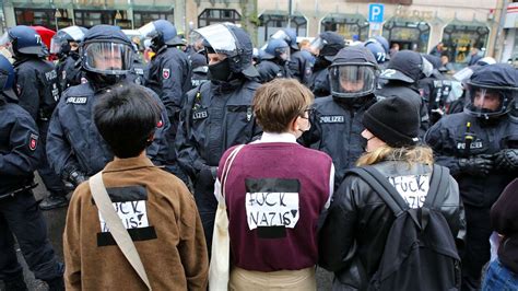  Die Querdenker-Demonstration: Ein buntes Sammelsurium aus Skepsis, Verschwörungstheorien und dem unbändigen Drang nach Bratwurst