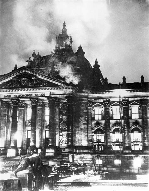 Der Reichstagsbrand; eine finstere Nacht für die Weimarer Republik und die Anfänge Hitlers